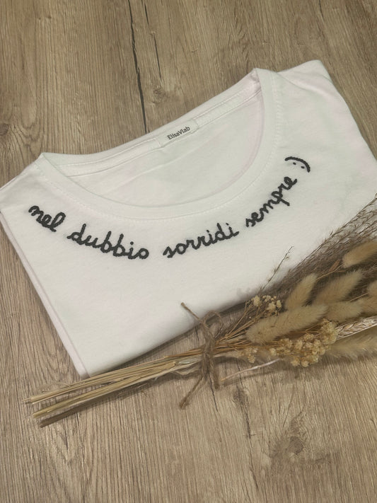T-shirt ricamata a mano "NEL DUBBIO SORRIDI SEMPRE"