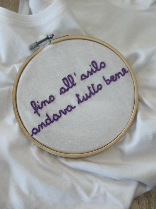 T-shirt ricamata a mano "FINO ALL'ASILO ANDAVA TUTTO BENE"