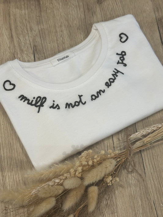 T-shirt ricamata a mano "MILF IS NOT AN EASY JOB"