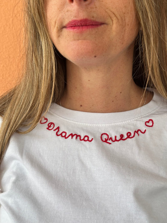 T-shirt ricamata a mano "DRAMA QUEEN"