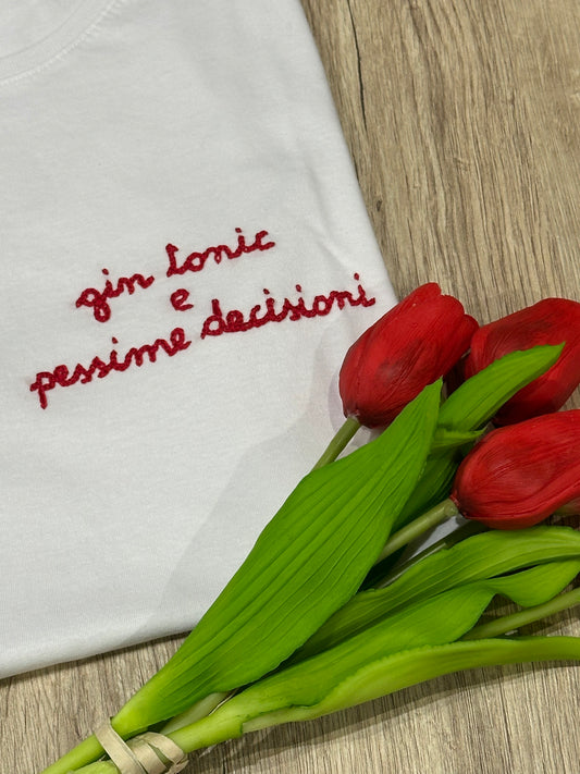 T-shirt ricamata a mano "GIN TONIC E PESSIME DECISIONI"