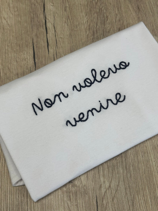 T-shirt ricamata a mano "NON VOLEVO VENIRE"