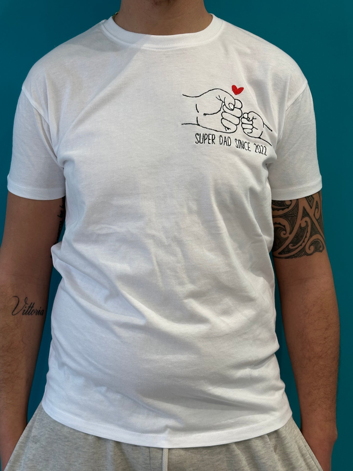 T-shirt disegno manina